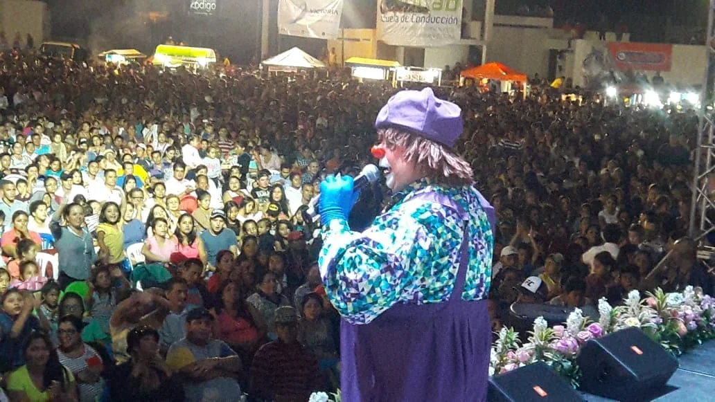 Peluquín frente a un público numeroso