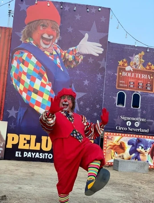 Peluquín junto a un escenario