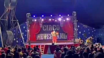 Presentación nocturna en escenario