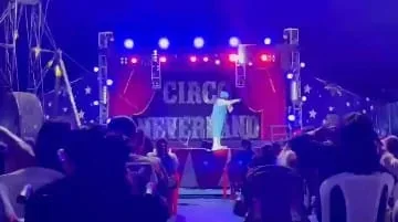 Escenario de una presentación de Peluquín